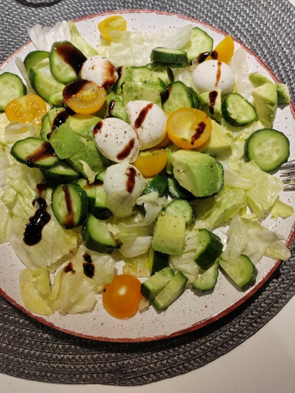 Салат с айсбергом и авокадо
